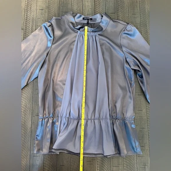 Daisy Fuentes Pewter Long Sleeve shirt with Peplum detail Size L LIKE NEW - Picture 4 of 7